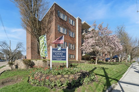 A brick building with a sign that says Haverford Court Apartments Homes.