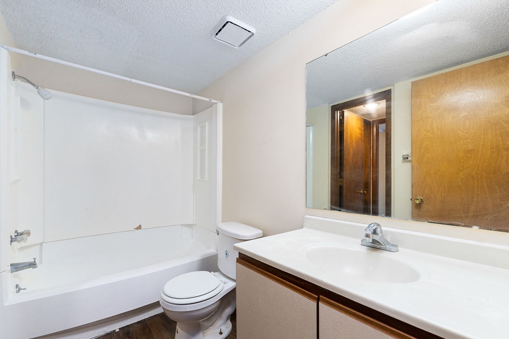 the preserve at ballantyne commons apartment bathroom with tub sink and toilet