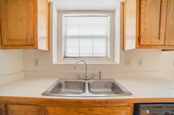 Kitchen sink with window - Photo Gallery 6