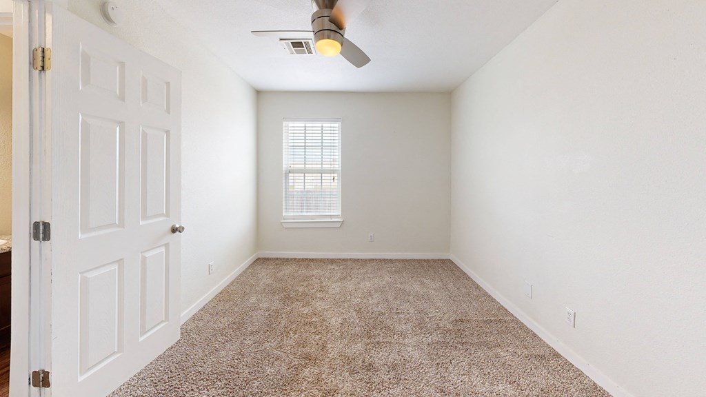 a room with a carpeted floor and a ceiling fan at Bennett Ridge Apartments, Oklahoma City, OK, 73132
