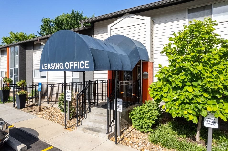 Exterior leasing office at Suntree apartments in kansas city kansas