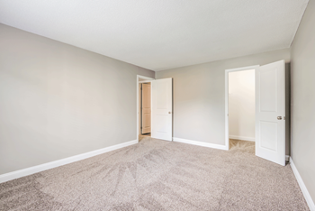 large carpeted room - Photo Gallery 7