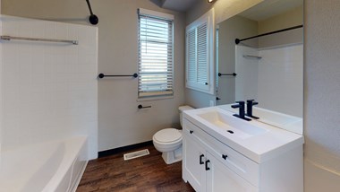 bathroom with small window - Photo Gallery 4