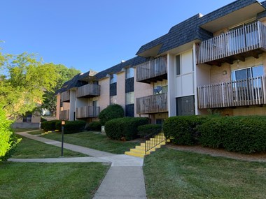 exterior balcony side at Lexington Square in Independence, MO