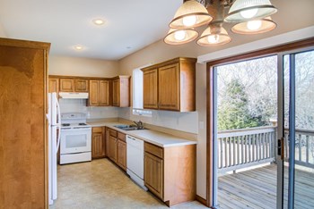 kitchen with sliding glass doors to deck area - Photo Gallery 6