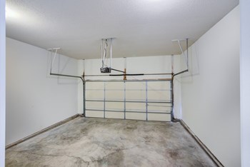 garage closed - Photo Gallery 4