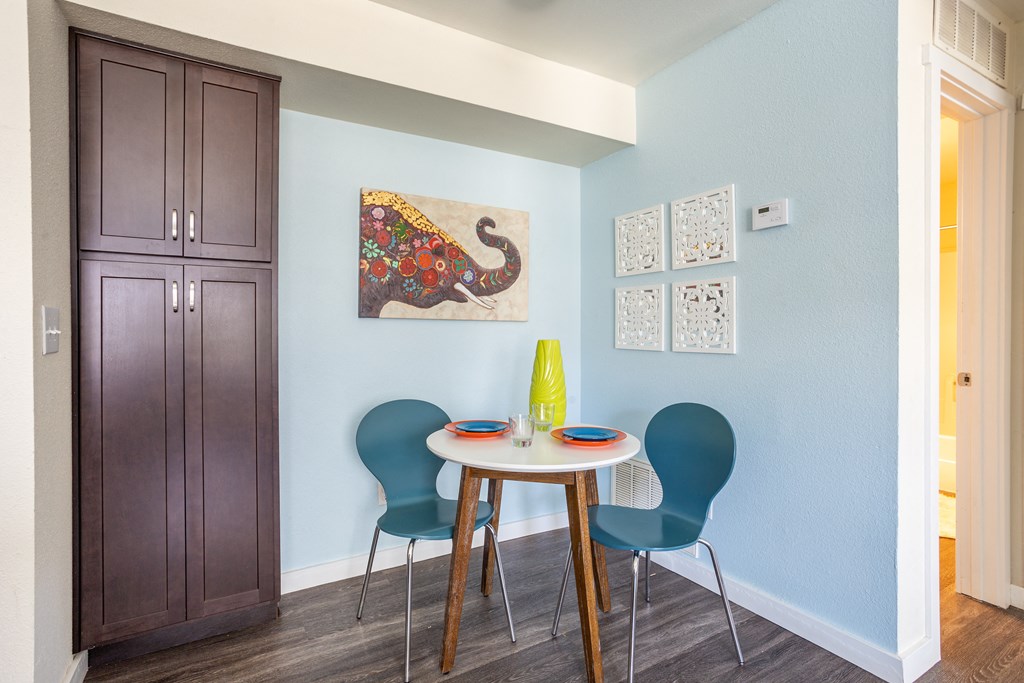 Dining table set and wall art  at Bennett Ridge Apartments, Oklahoma City, 73132