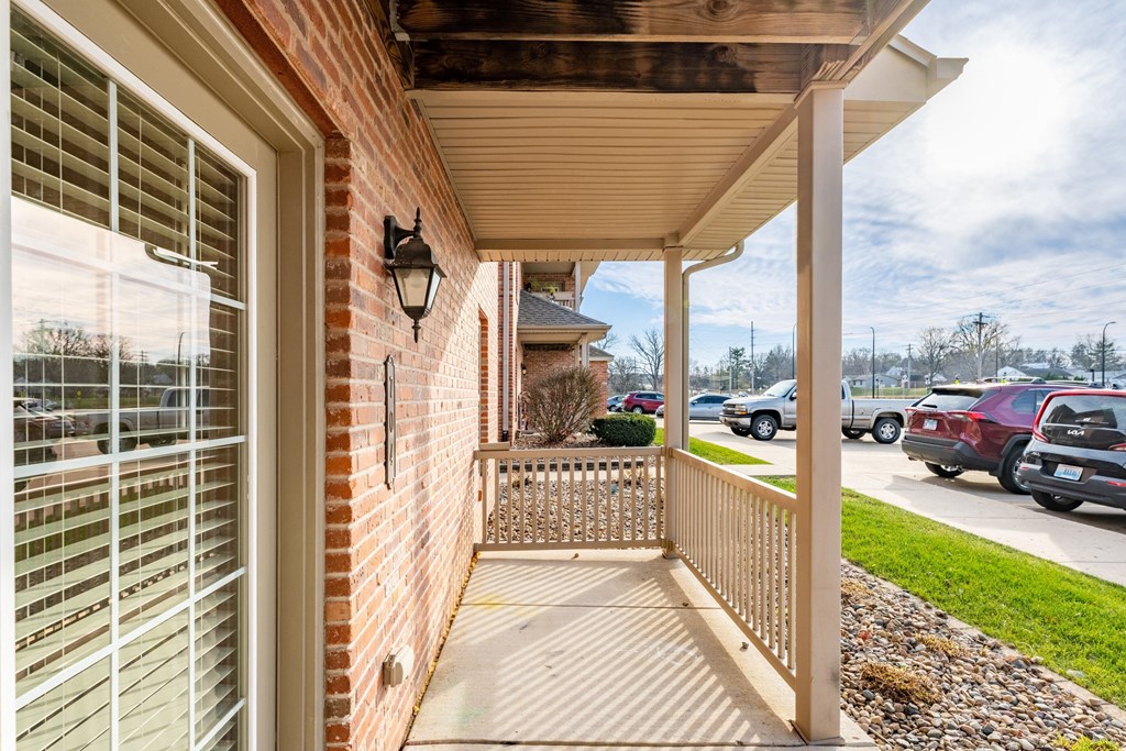 Photo of apartment building exterior and parking area in Peoria.