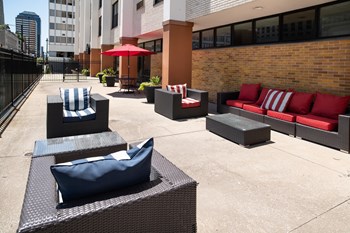 Exterior seating at walnut tower apartment in kansas city missouri - Photo Gallery 3