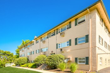 Common area with apartment door at Robin Hills in Lee's Summit, MO - Photo Gallery 5