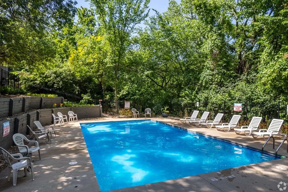 Big swimming pool at suntree apartments in kansas city kansas