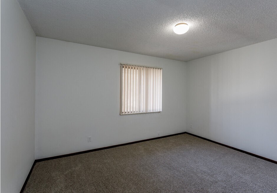 this is a photo of the living room of a 560 square foot, 1 bedroom apartment at