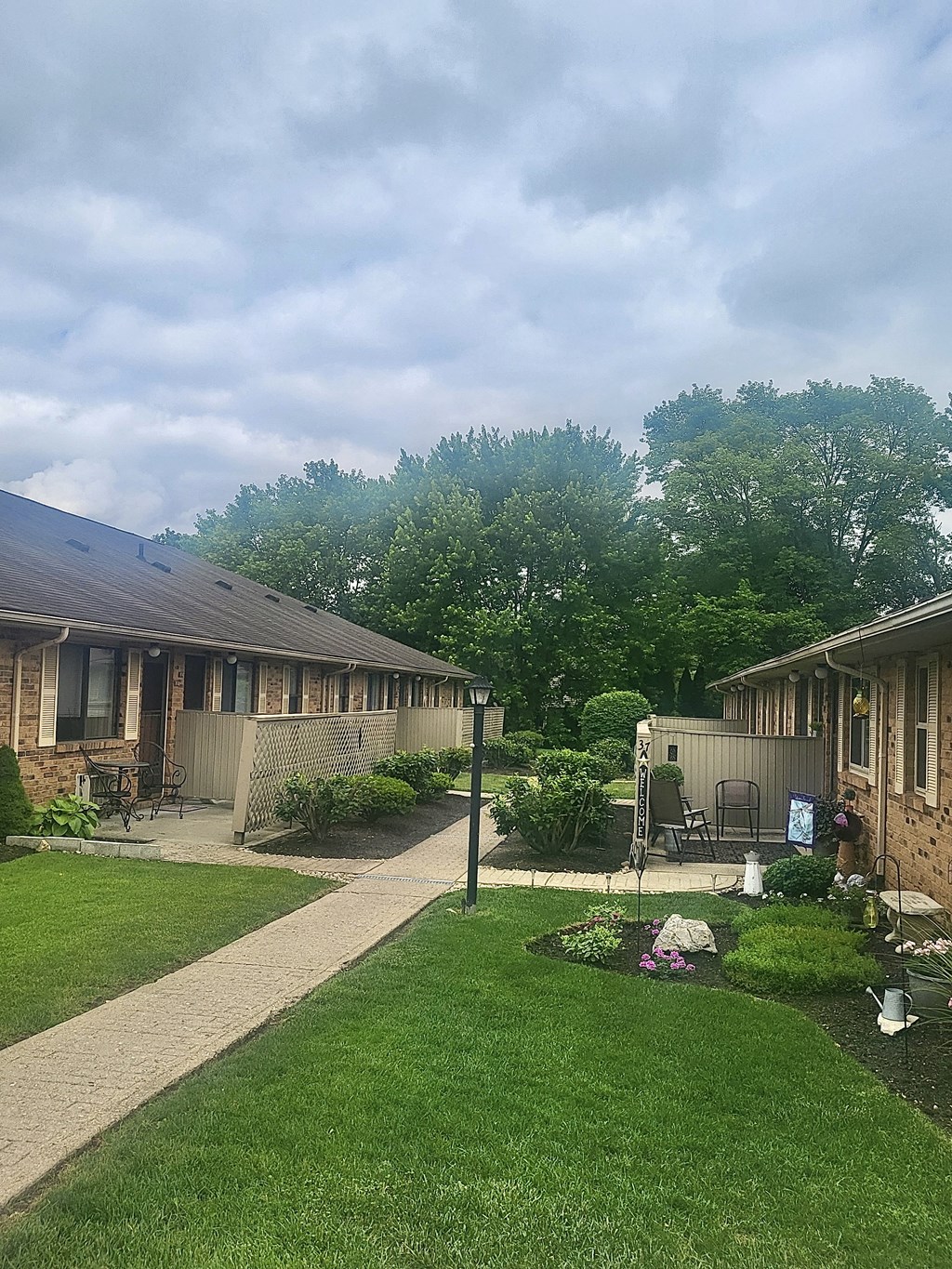 Exterior of building with courtyard at Sheffield at Sylvan in Ohio