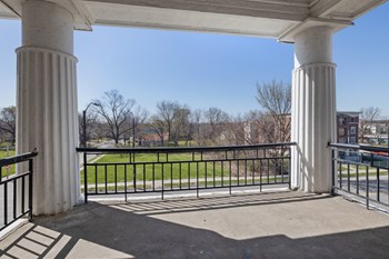 large private patio - Photo Gallery 3