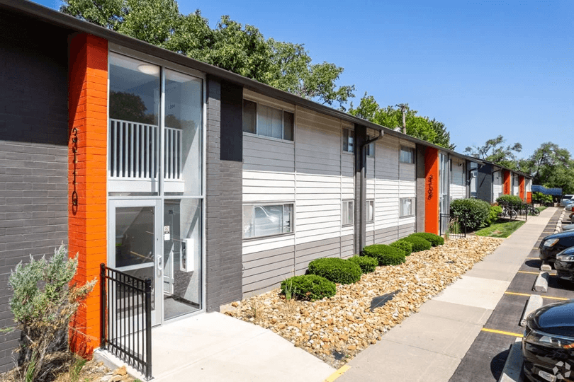 Exterior leasing office at Suntree apartments in kansas city kansas