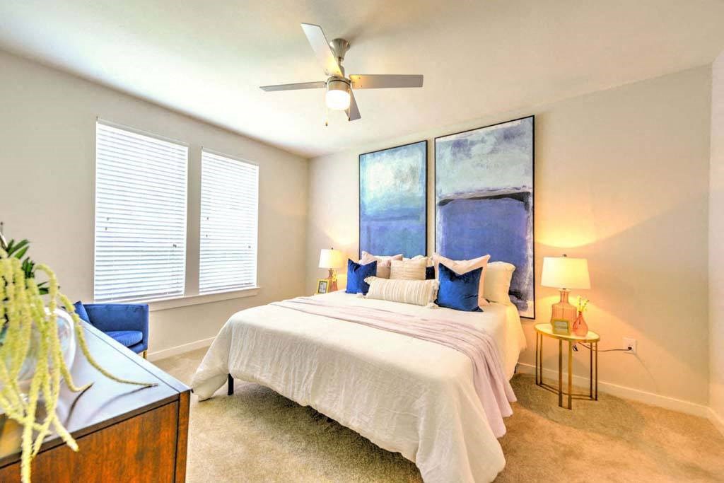 a bedroom with a bed and a ceiling fan a bedroom with a bed and a ceiling fan at Luxor Club, Jacksonville