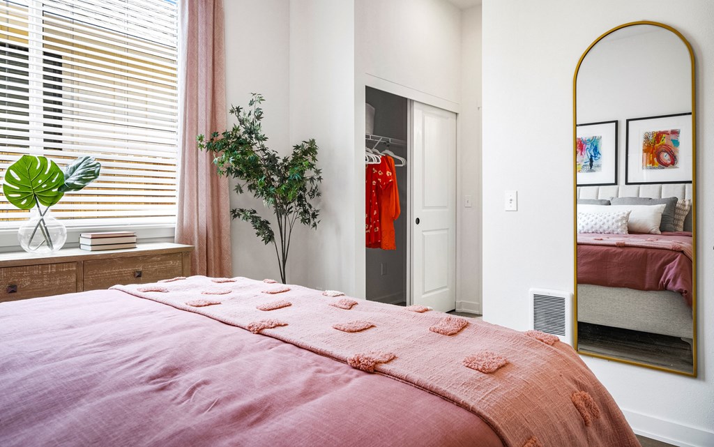 TheFarmstead_Eugene_OR_Cottage_1x1_BedroomCloset