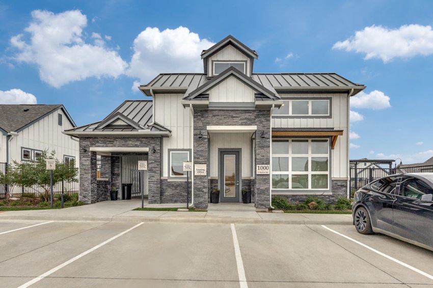 Horizon At Ridgeview Apartments, 1000 East Harmon Road, Fort Worth, TX