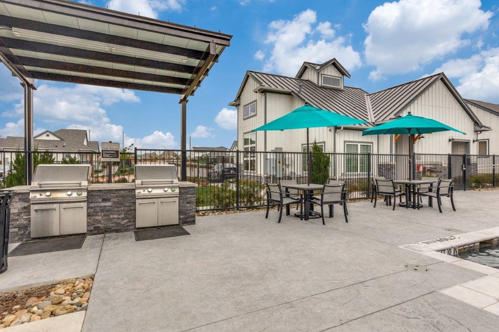 Horizon at Ridgeview Poolside BBQ Area