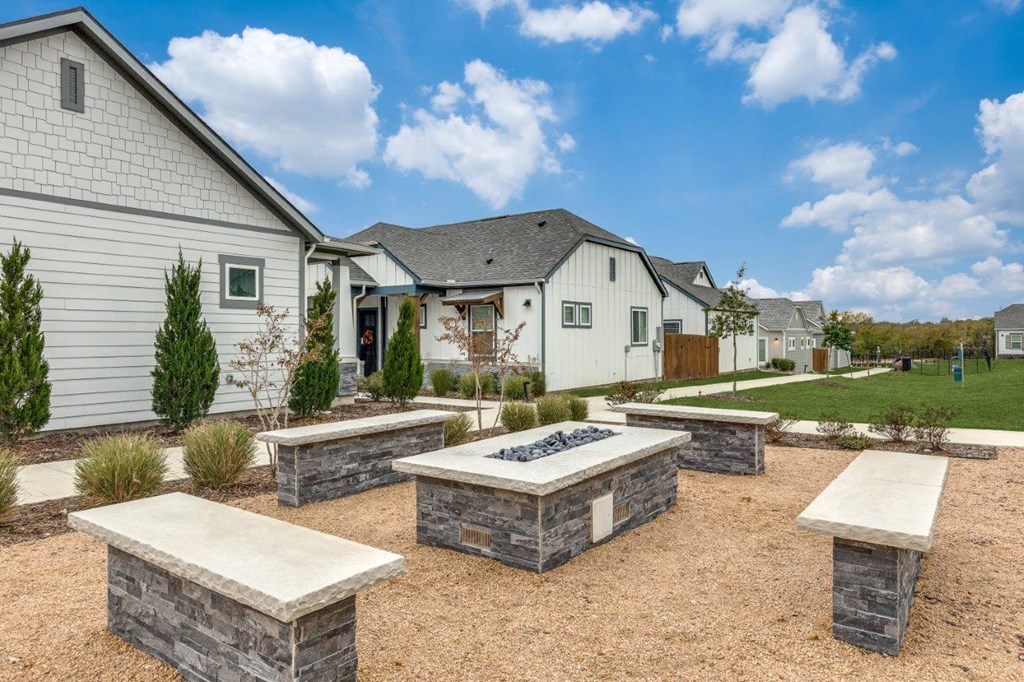 Horizon at Ridgeview Courtyard with Fire Pit