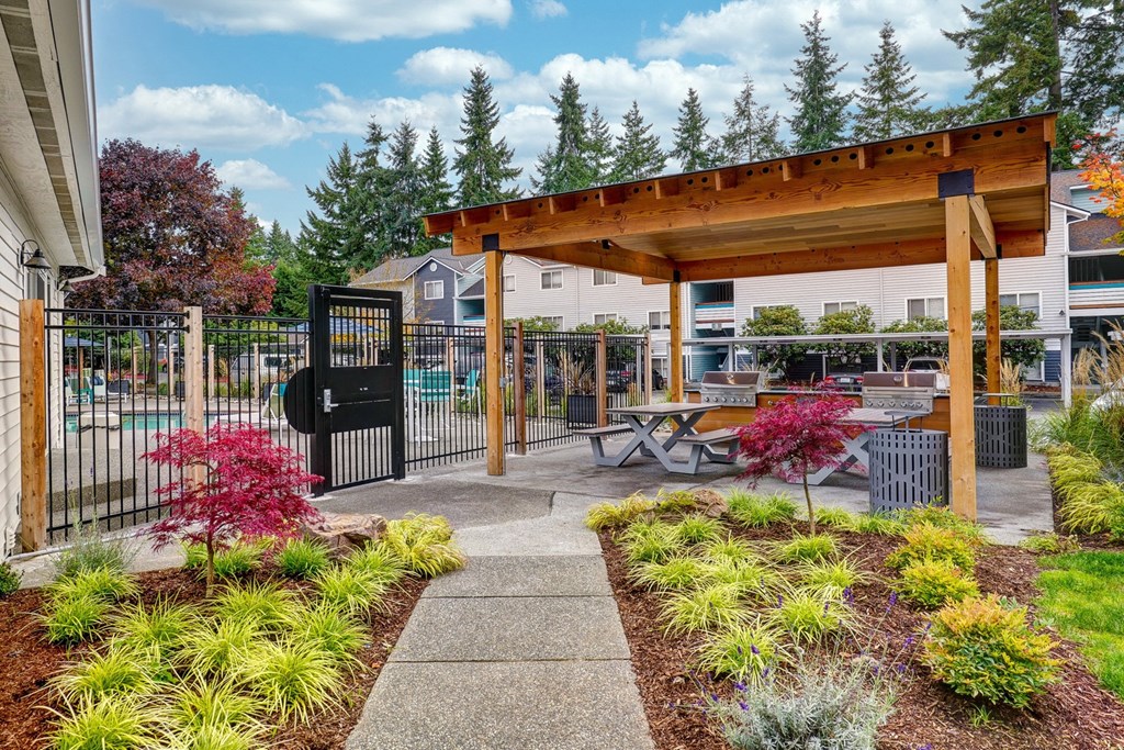 The Lakehouse Apartments Outdoor BBQ Area