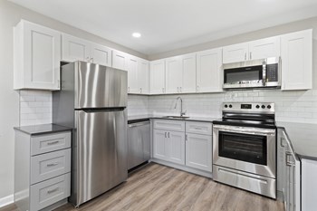 Rolling Green Apartments Renovated Kitchen - Photo Gallery 3