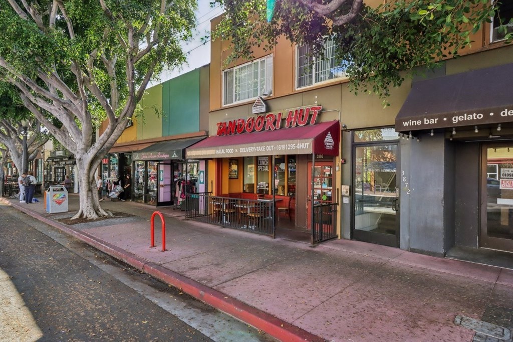 A street view of a restaurant named Mandoori Hut.