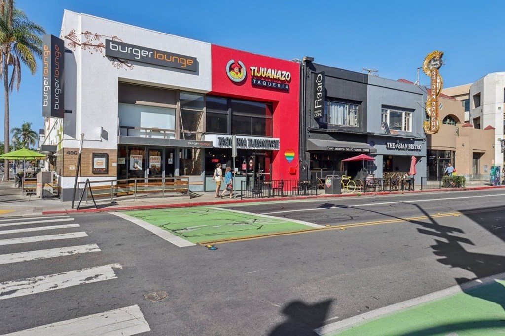 A street view of a Burger Lounge and a Tijuana restaurant.