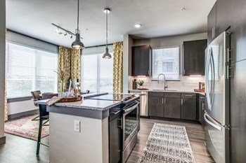Oro Stone Oak Kitchen with Island and Dining Area Oro Stone Oak Kitchen with Island and Dining Area - Photo Gallery 5