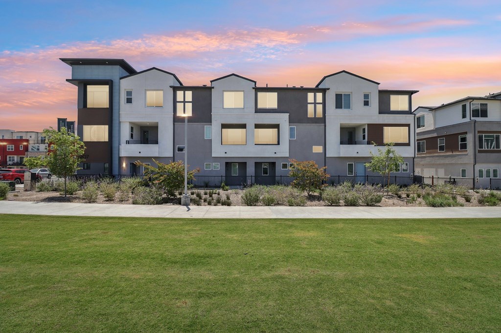 AxisMillenia_ChulaVista_CA_Exterior_Sunset