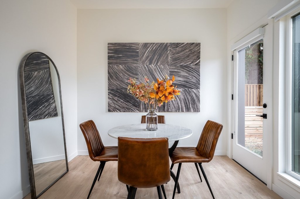 The Wes Gresham Oregon Apartments A dining room with a round table and chairs.