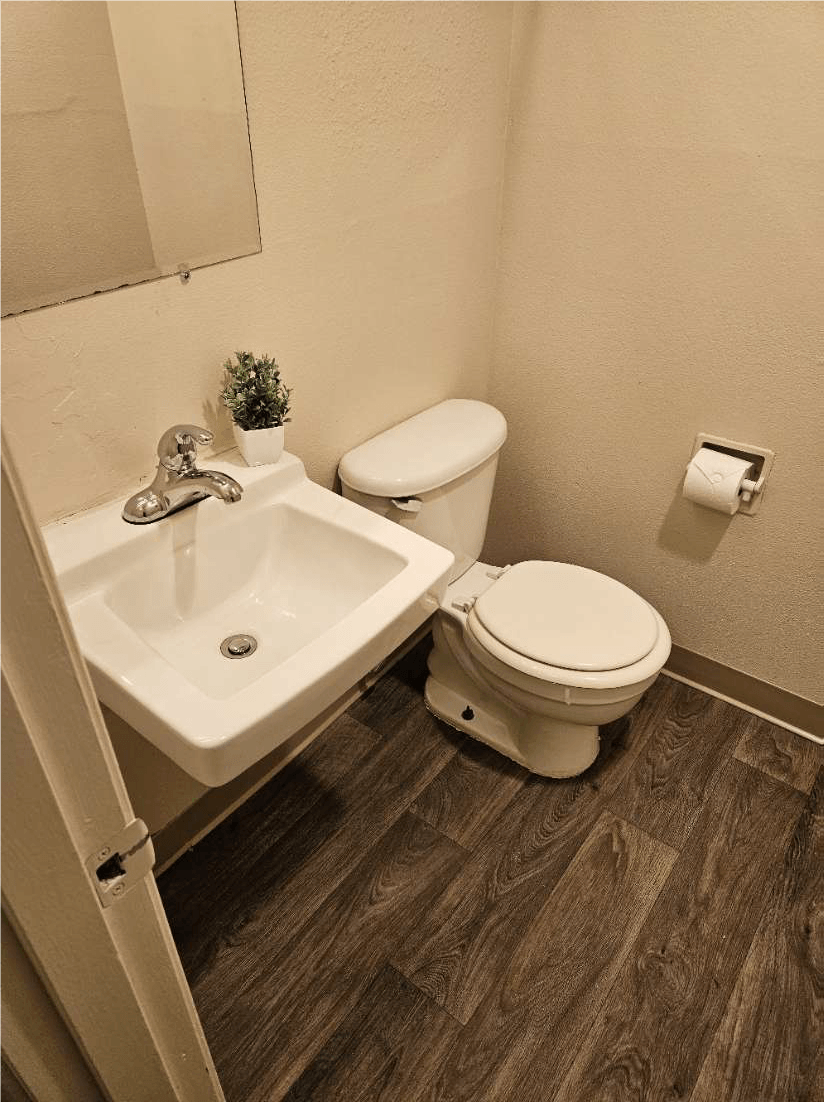 Ventana Apartment bathroom