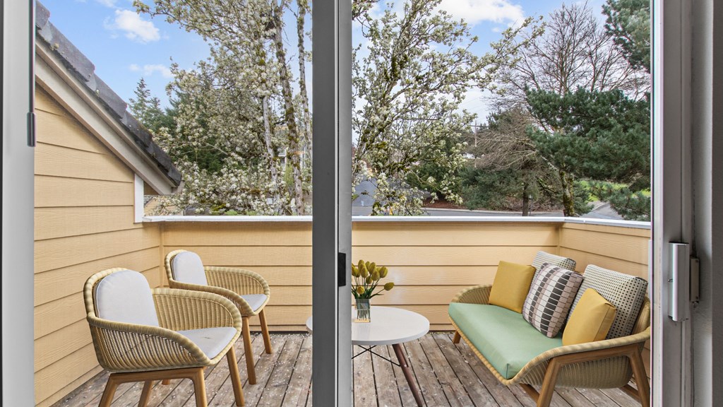 Maybeck at the Bend Apartments Patio in Tigard, OR