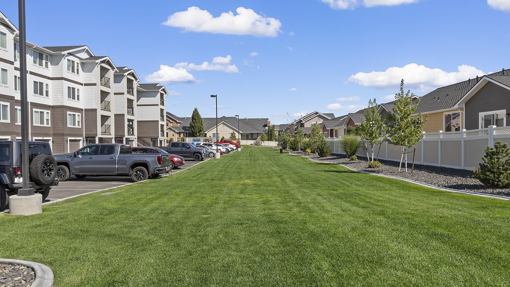 The Tides at Willow Pointe Apartments Exterior Buildings and Lawn