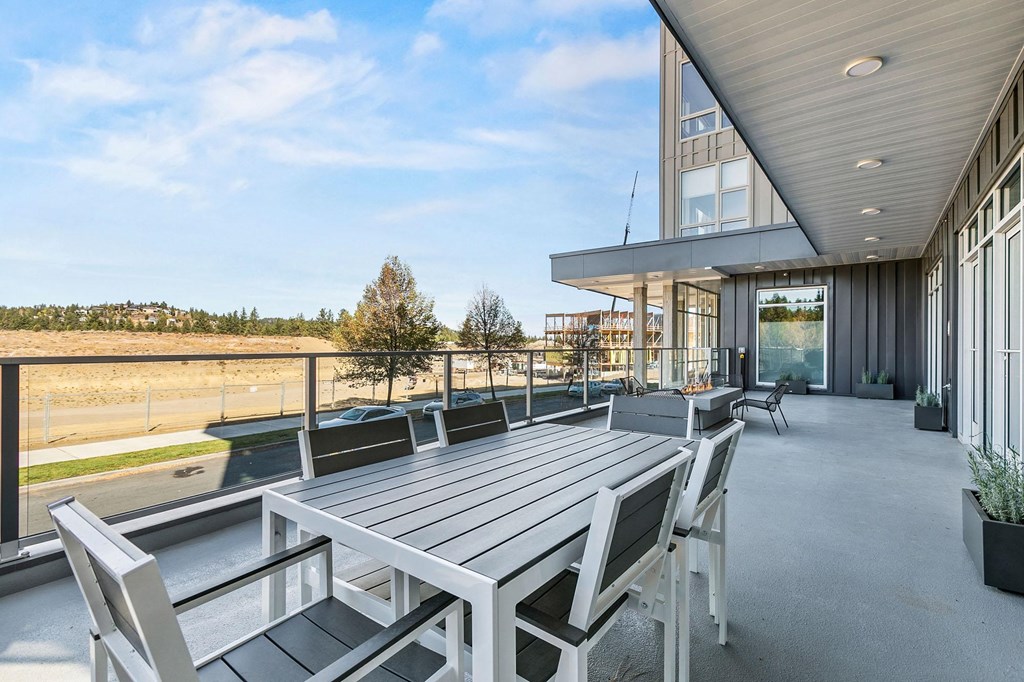 TheNest_Bend_OR_Exterior_Amenity_Table