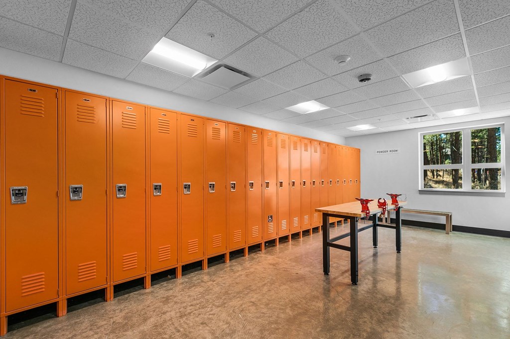 TheNest_Bend_OR_Interior_Amenity_SnowboardLockers