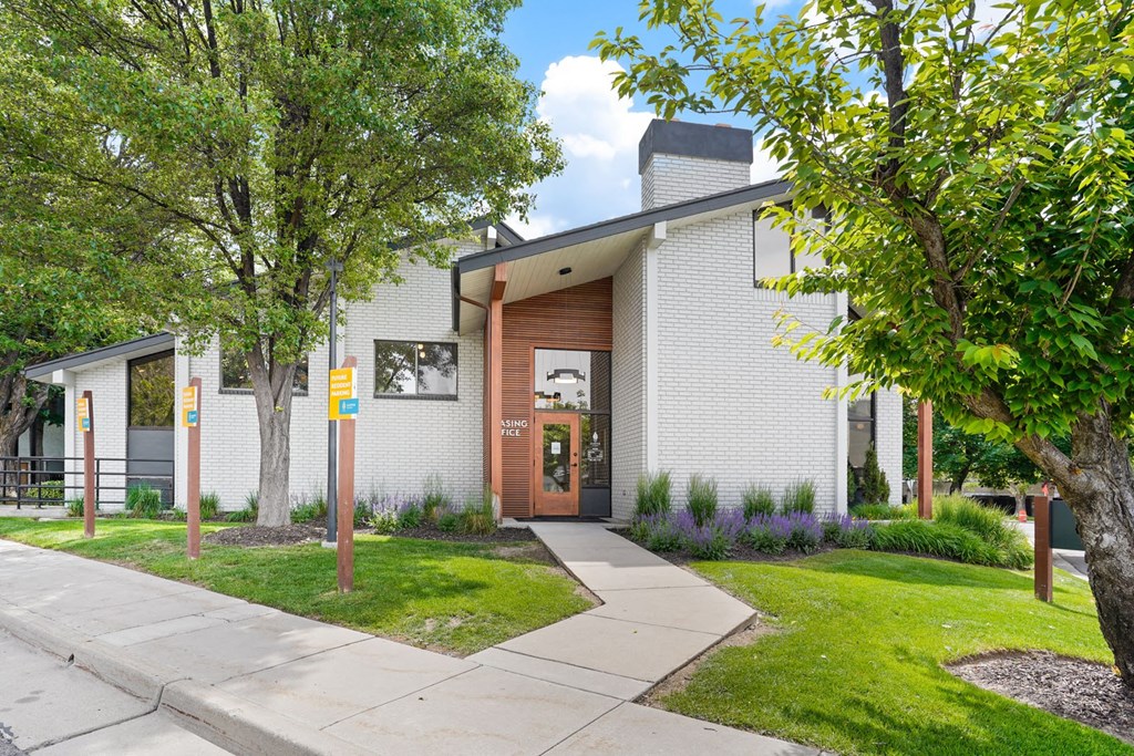 Clover Creek Exterior Shot Clubhouse