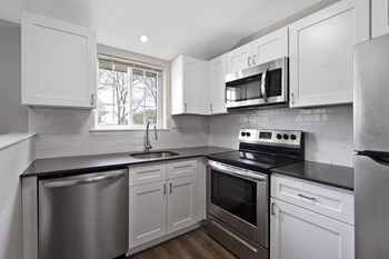 Rolling Green Apartments Renovated Kitchen - Photo Gallery 7