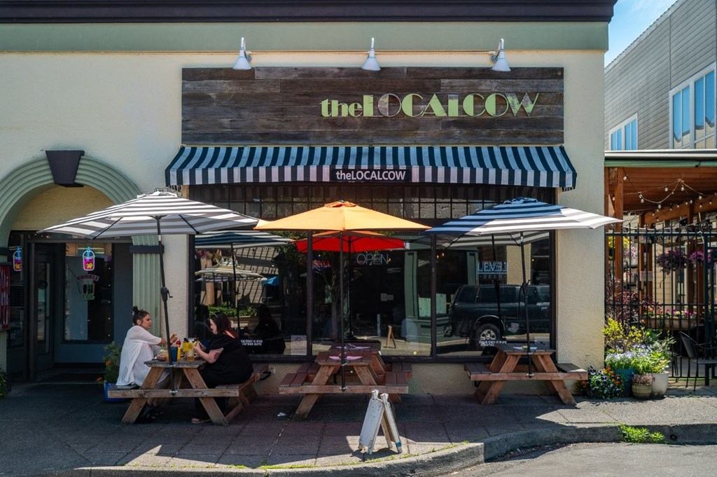 Arts Plaza Gresham Oregon Apartments nearby shops, restaurants.