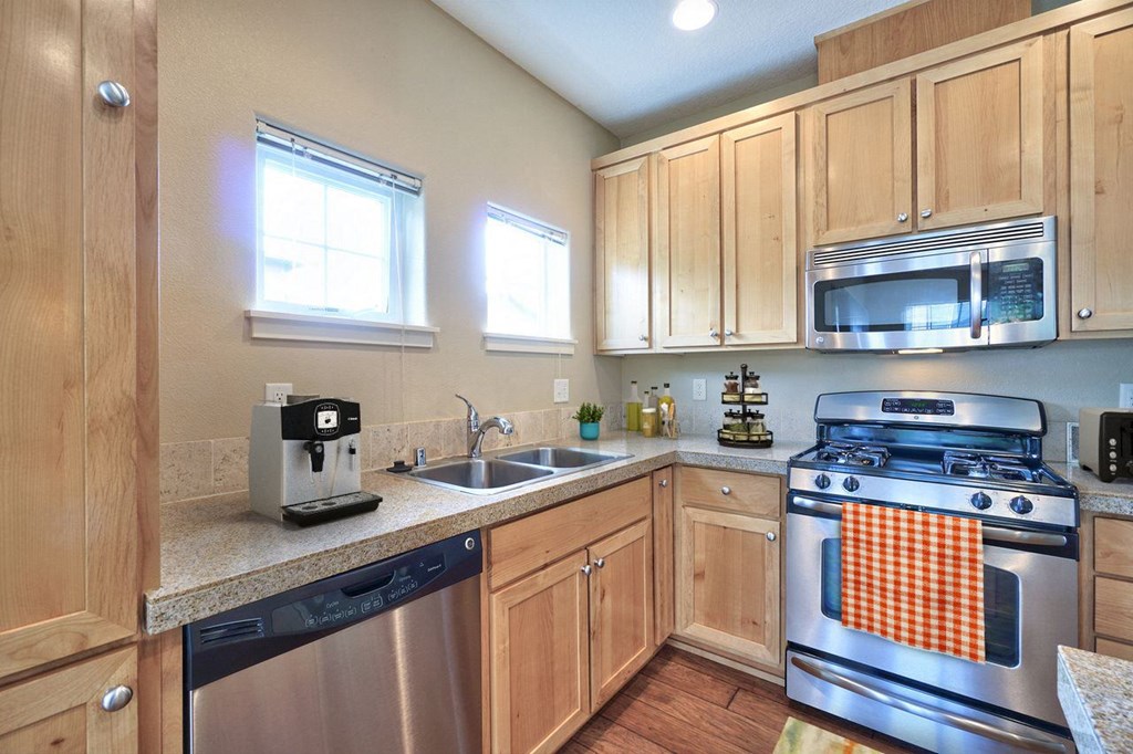 Washougal, WA Lookout at the Ridge Apartments staged kitchen with stainless steel appliances