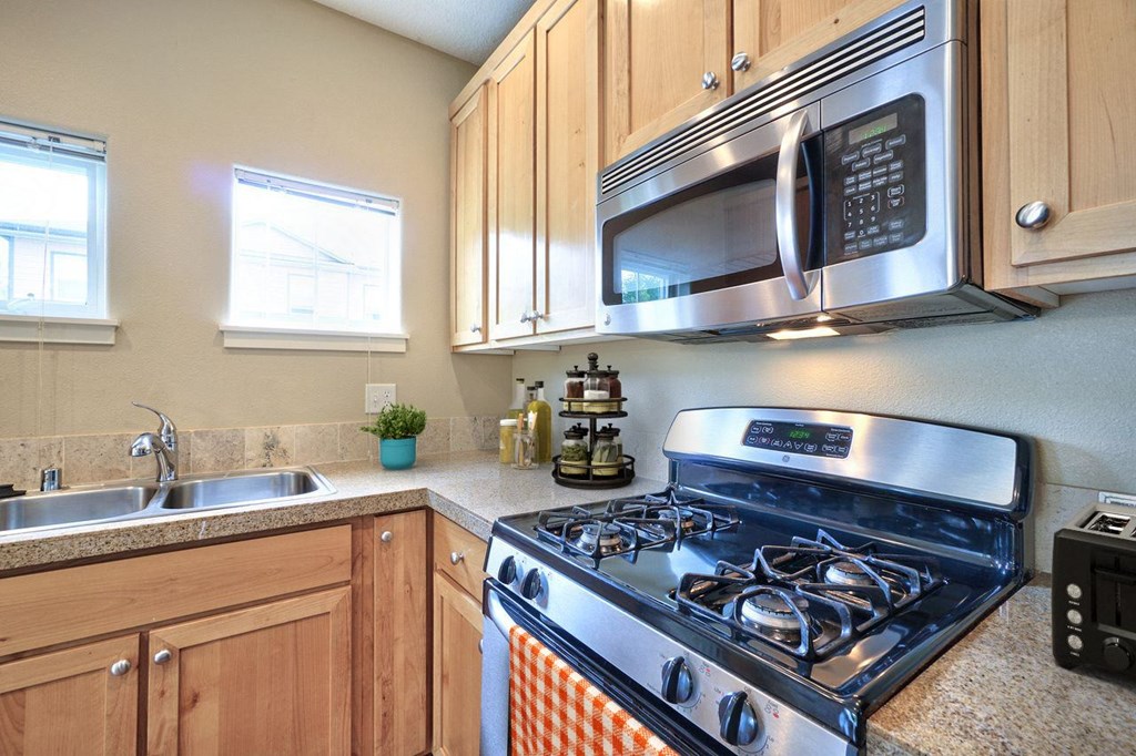 Washougal, WA Lookout at the Ridge Apartments staged kitchen featuring gas stove