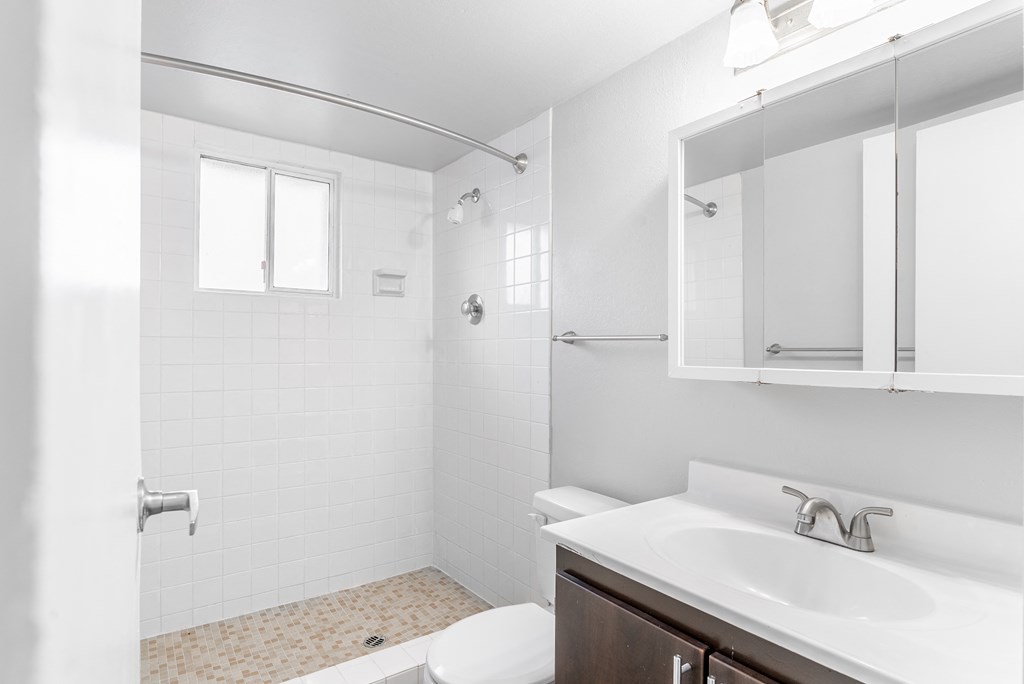 Luxe at Meridian Apartments Bathroom