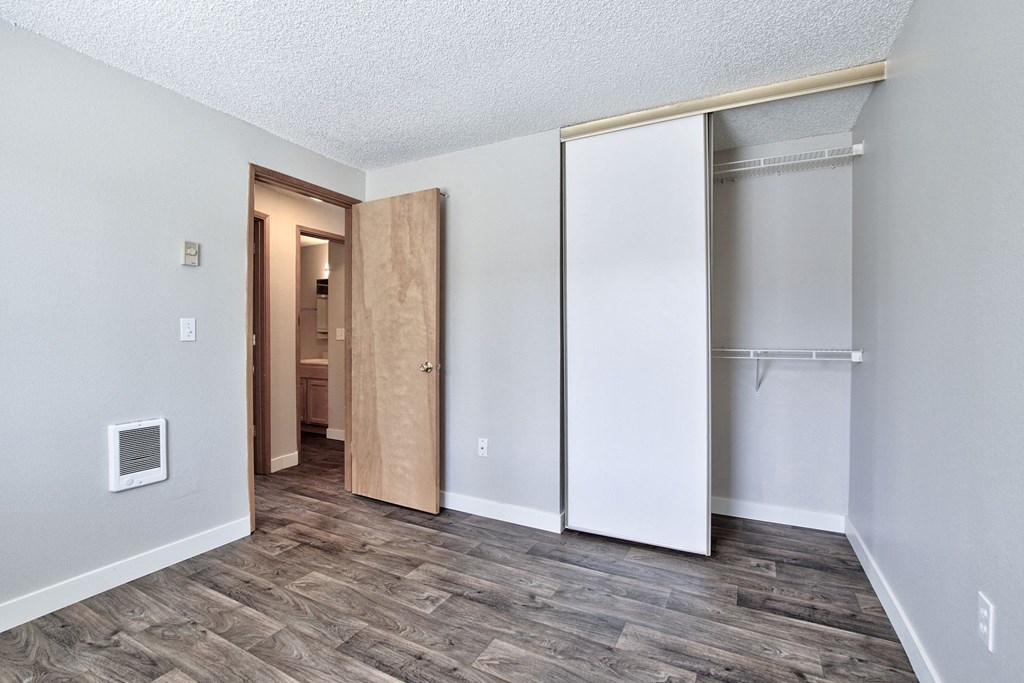 The Goose Aloha, Oregon Kitchen bedroom closet