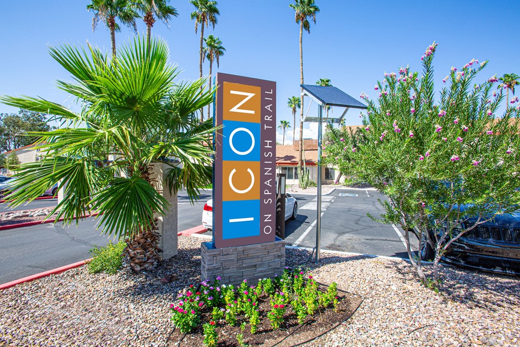 A sign for the ZooSnail Trail is in front of some trees.