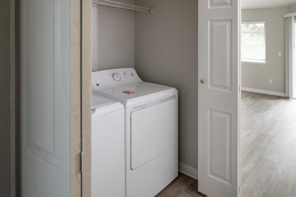 Outlook16 Laundry Closet