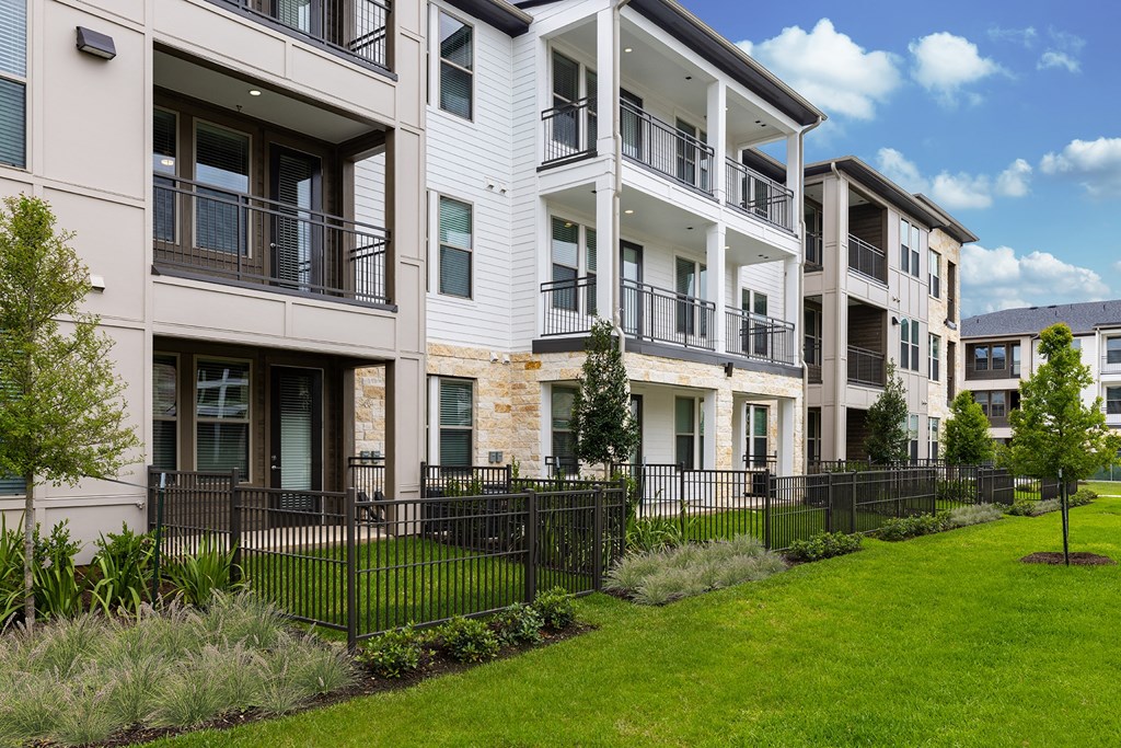 the preserve at ballantyne commons apartment exterior