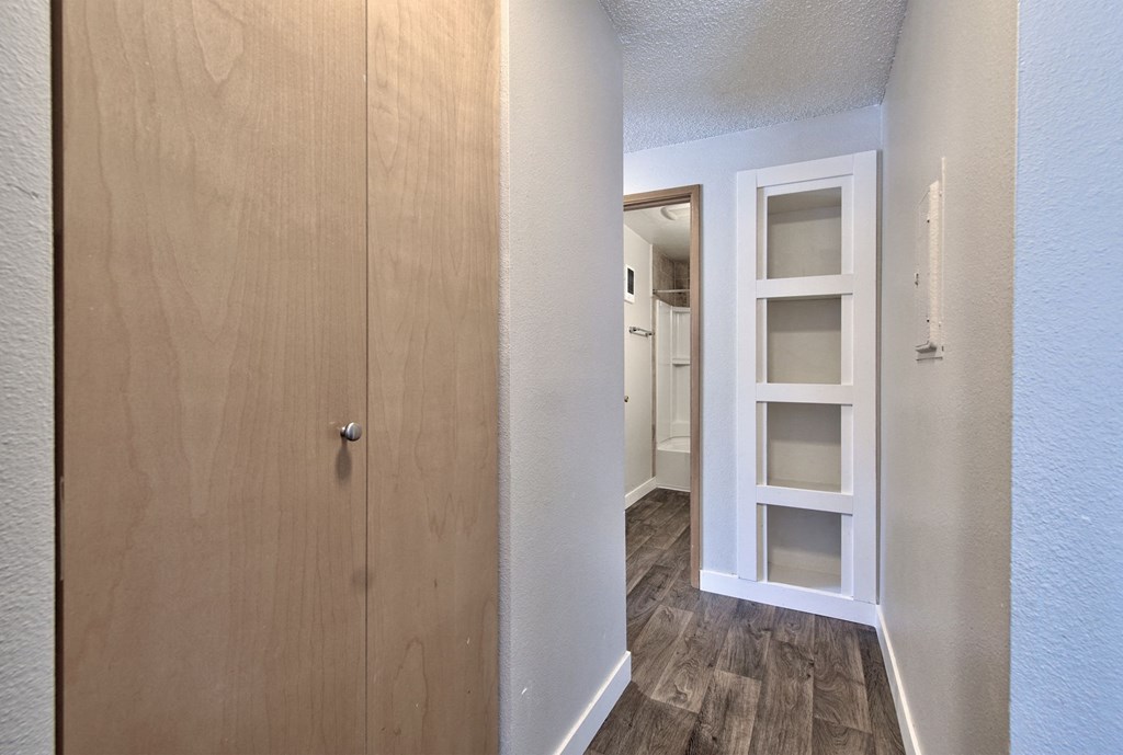 The Goose Aloha, Oregon hallway