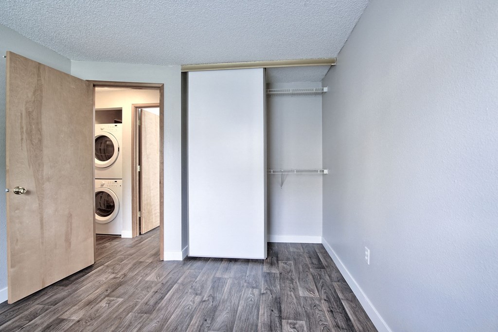 The Goose Aloha, Oregon bedroom closet