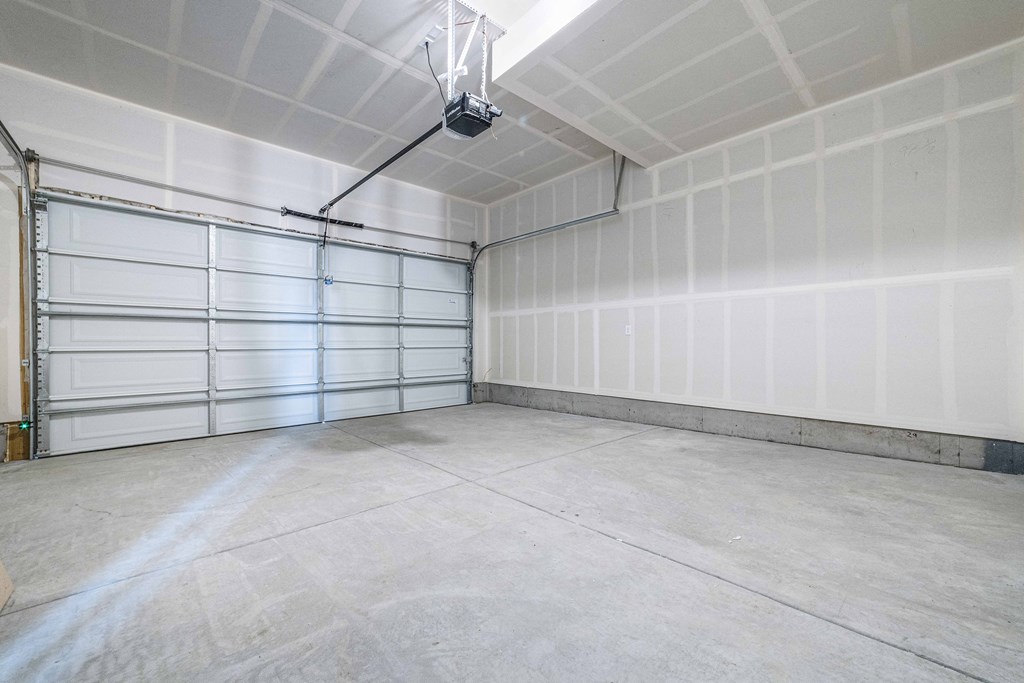 Cottonwood Hollow Rental Homes Garage Space
