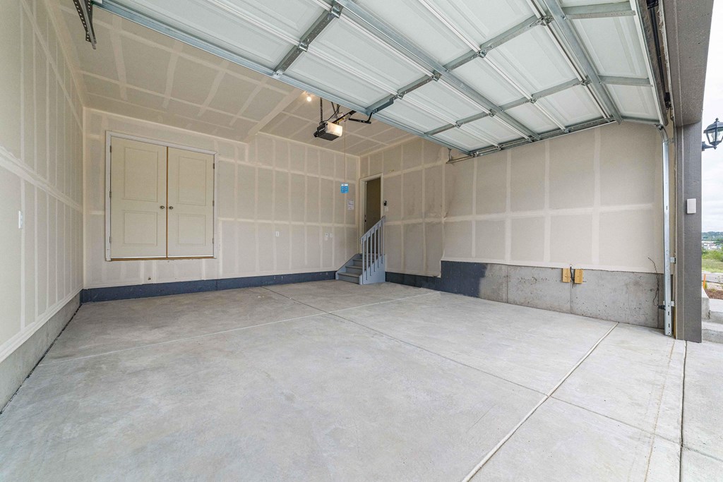 Cottonwood Hollow Rental Homes Garage Space